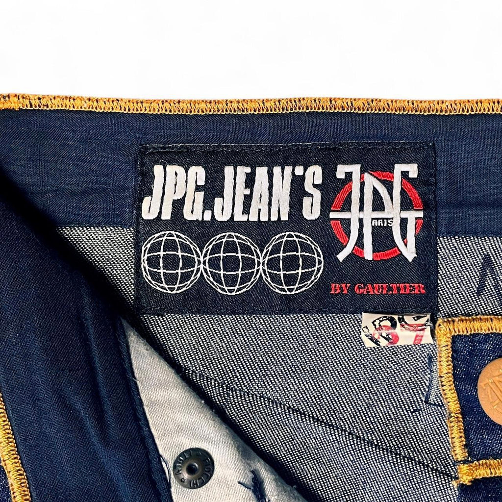 Indigo jeans with accent seams