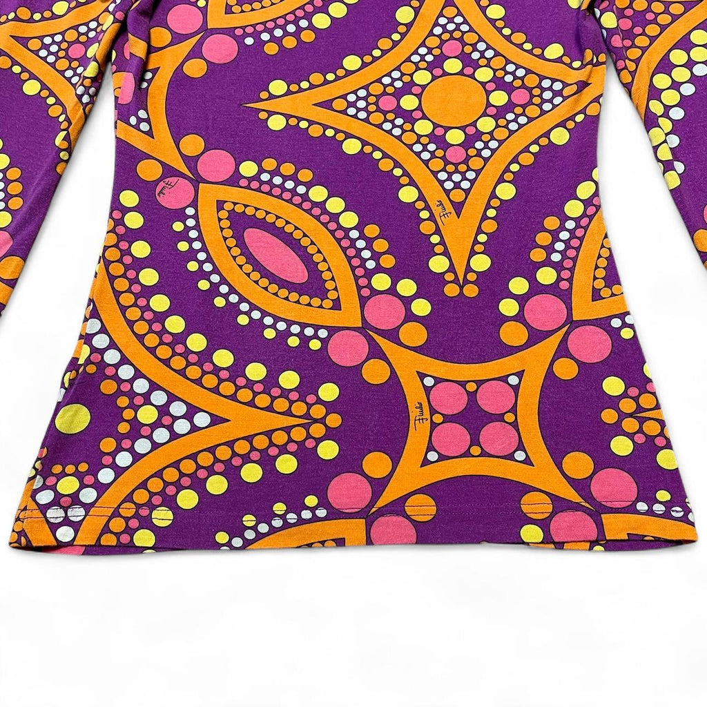 V-neck long sleeve signature print top